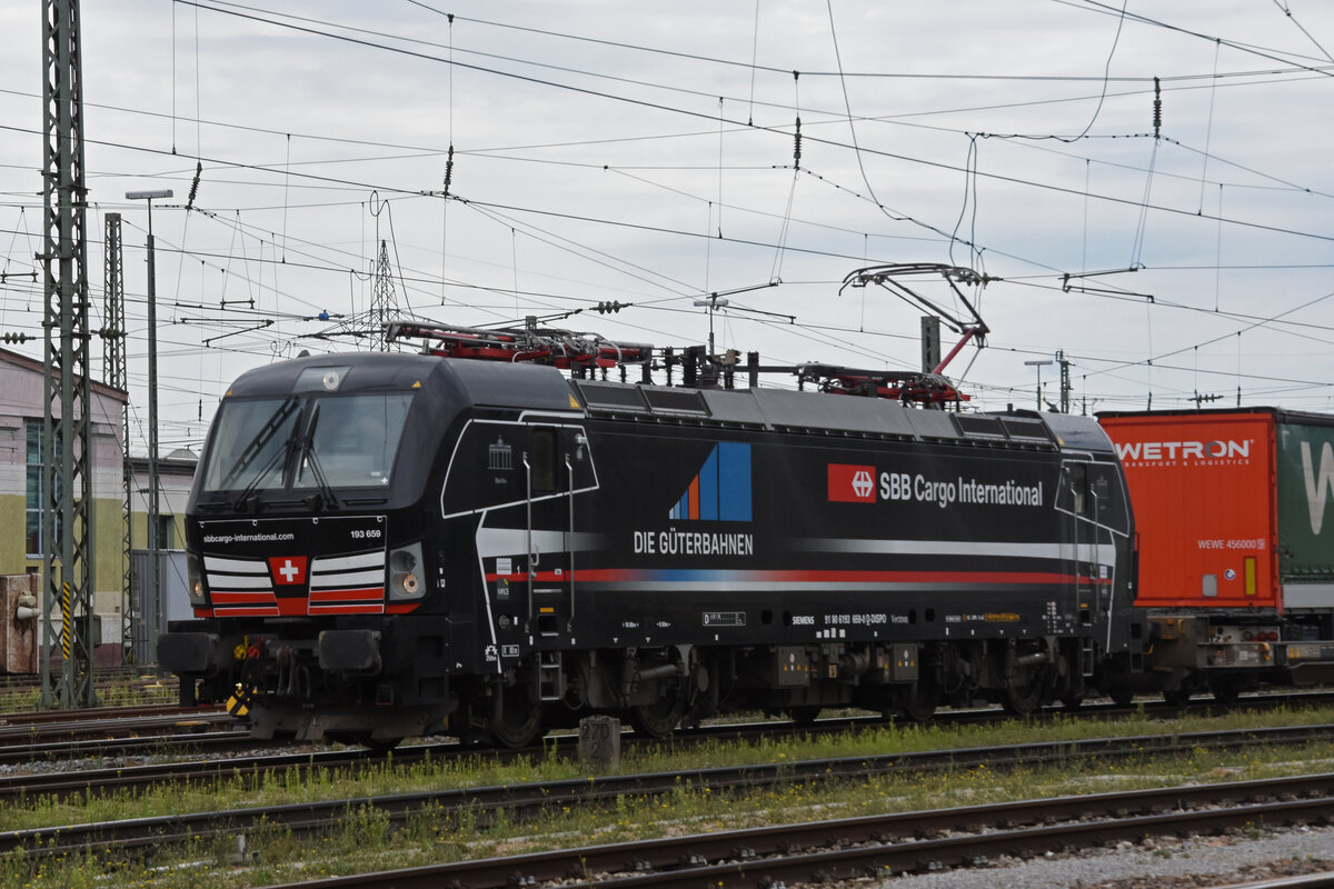 Siemens Vectron 193 659-0 durchfährt den badischen Bahnhof. Die Aufnahme stammt vom 29.07.2022.