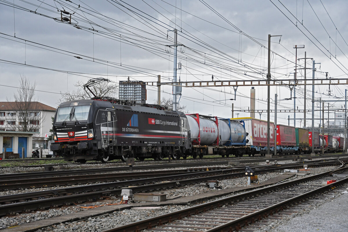 Siemens Vectron 193 659-0 durchfährt am 22.12.2022 den Bahnhof Pratteln.