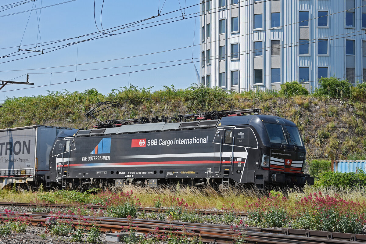 Siemens Vectron 193 659-0 durchfährt am 09.06.2023 den Bahnhof Pratteln.