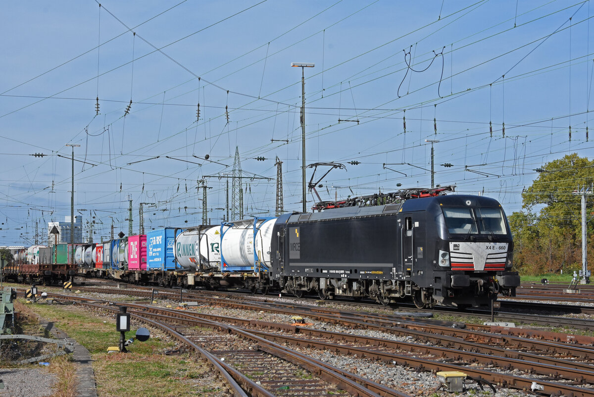 Siemens Vectron 193 660-8 durchfährt am 06.10.2022 den badischen Bahnhof.