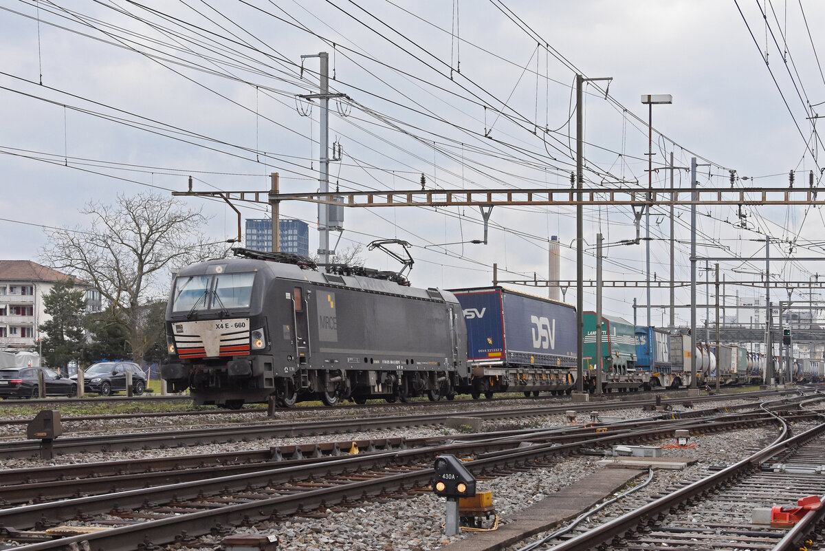 Siemens Vectron 193 660-8 durchfährt am 06.02.2024 den Bahnhof Pratteln.