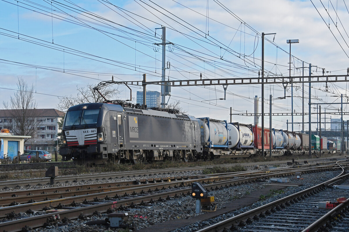 Siemens Vectron 193 661-6 durchfährt am 15.12.2023 den Bahnhof Pratteln.