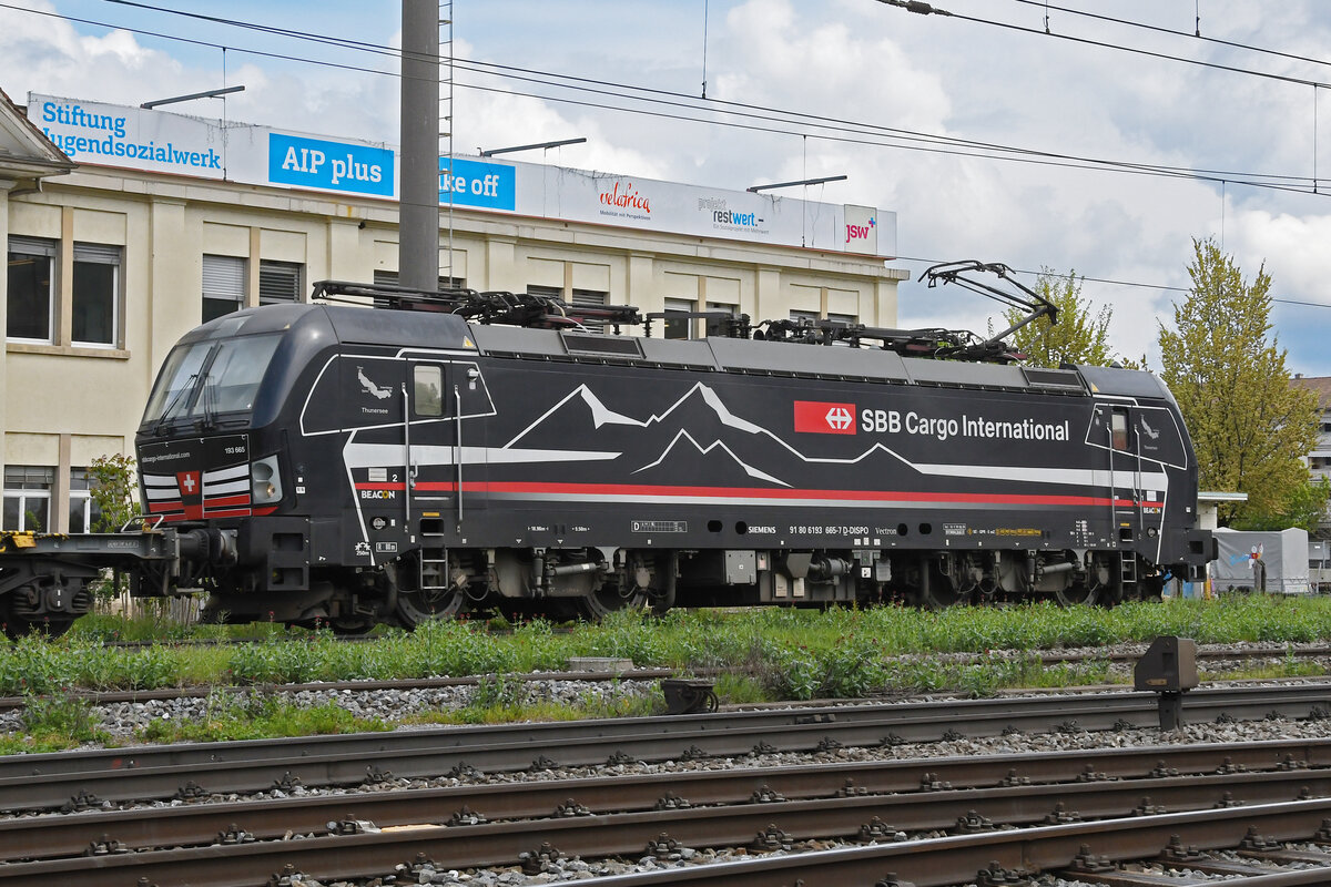 Siemens Vectron 193 665-7 durchfährt am 18.04.2024 solo den Bahnhof Pratteln.