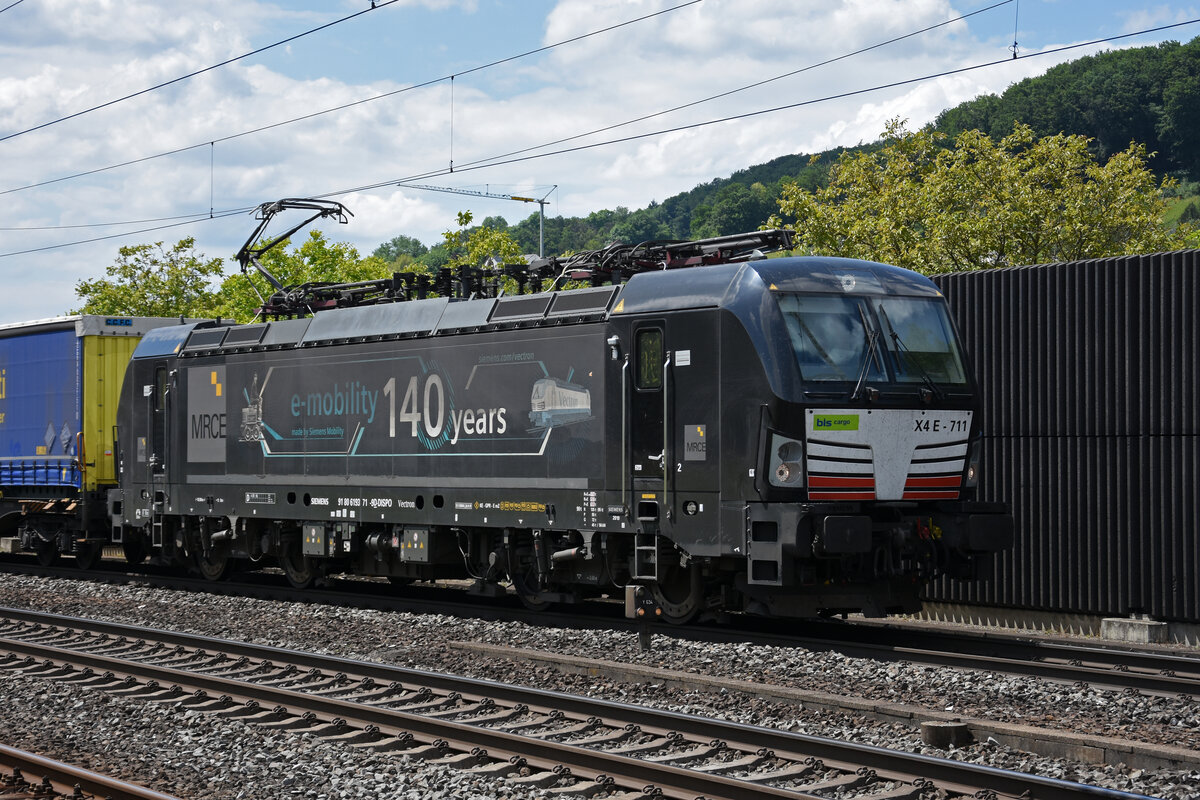 Siemens Vectron 193 711-9 durchfährt den Bahnhof Gelterkinden. Die Aufnahme stammt vom 29.05.2022.