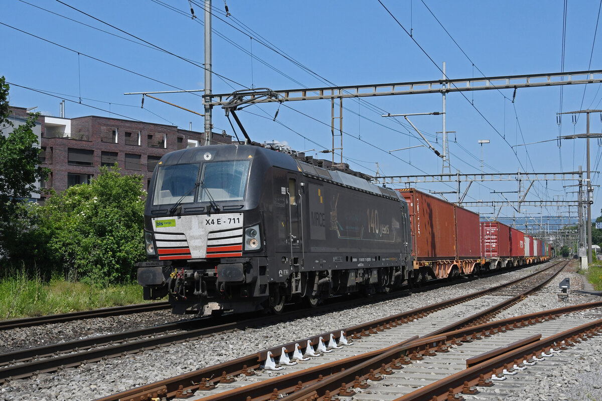 Siemens Vectron 193 711-9 durchfährt am 31.05.2023 den Bahnhof Rheinfelden.