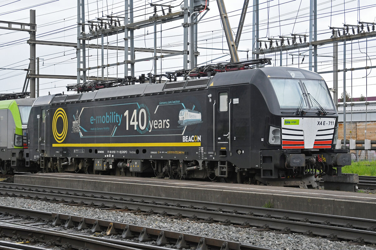 Siemens Vectron 193 711-9 steht am 22.04.2024 auf einem Abstellgleis beim Bahnhof Pratteln.