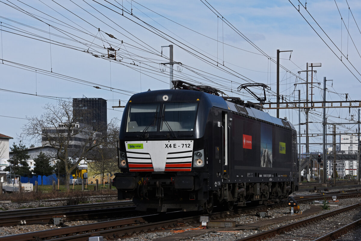 Siemens Vectron 193 712-7 durchfährt solo den Bahnhof Pratteln. Die Aufnahme stammt vom 25.03.2021.
