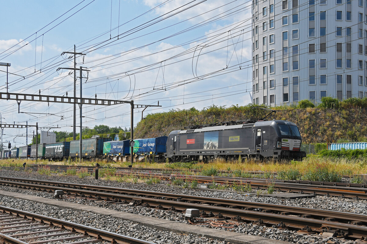 Siemens Vectron 193 712-7 durchfährt am 16.06.2023 den Bahnhof Pratteln.