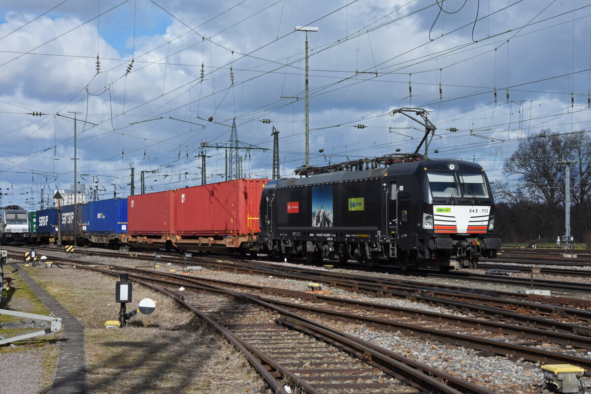 Siemens Vectron 193 713-5 der BLS durchfährt den badischen Bahnhof. Die Aufnahme stammt vom 25.02.2022.