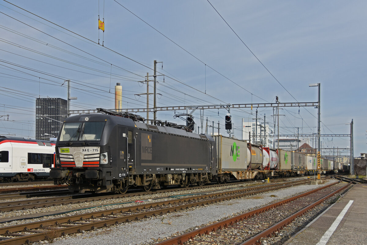 Siemens Vectron 193 715-0 durchfährt am 16.02.2023 den Bahnhof Pratteln.