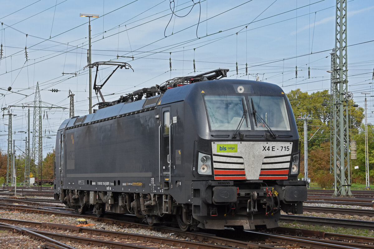 Siemens Vectron 193 715-0 wird am 06.10.2022 in der Abstellanlage beim badischen Bahnhof abgestellt.