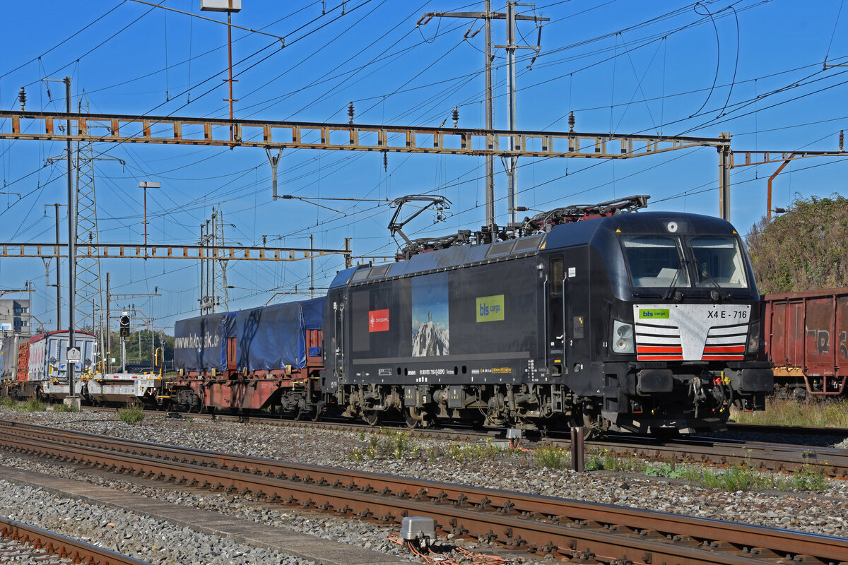 Siemens Vectron 193 716-8 der BLS durchfährt den Bahnhof Pratteln. Die Aufnahme stammt vom 14.10.2021.