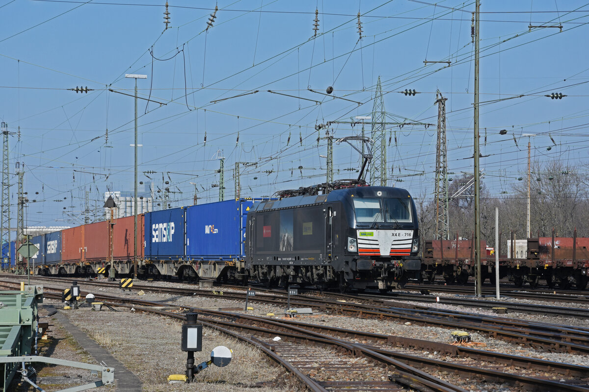 Siemens Vectron 193 716-8 durchfährt den badischen Bahnhof. Die Aufnahme stammt vom 09.03.2022.