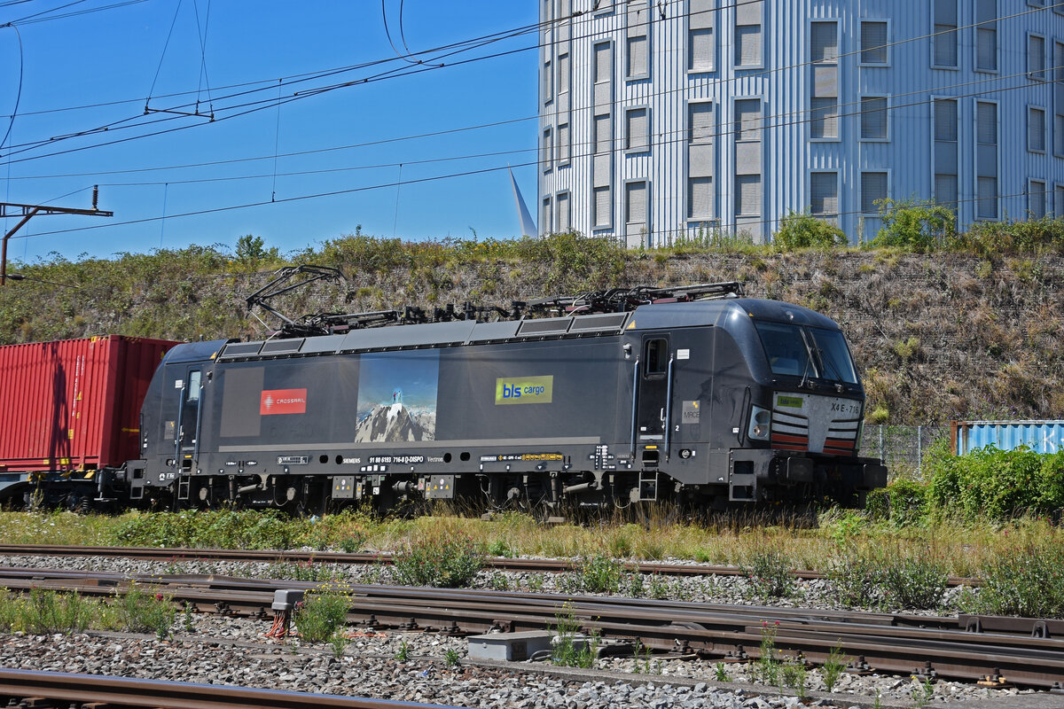 Siemens Vectron 193 716-8 durchfährt am 10.07.2022 den Bahnhof Pratteln.