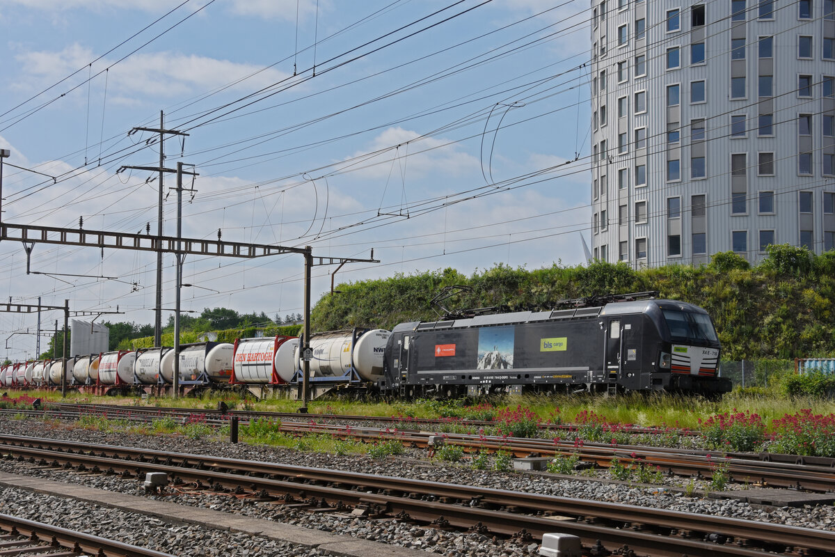 Siemens Vectron 193 716-8 durchfährt am 25.05.2023 den Bahnhof Pratteln.