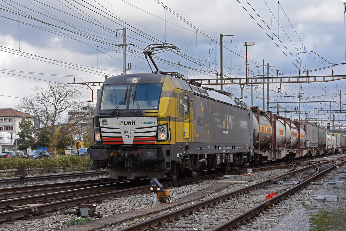 Siemens Vectron 193 717-6 durchfährt den Bahnhof Pratteln. Die Aufnahme stammt vom 04.11.2021.