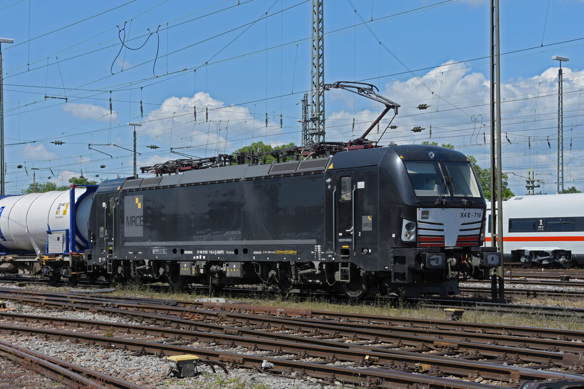 Siemens Vectron 193 718-4 durchfährt den badischen Bahnhof. Die Aufnahme stammt vom 10.06.2022.