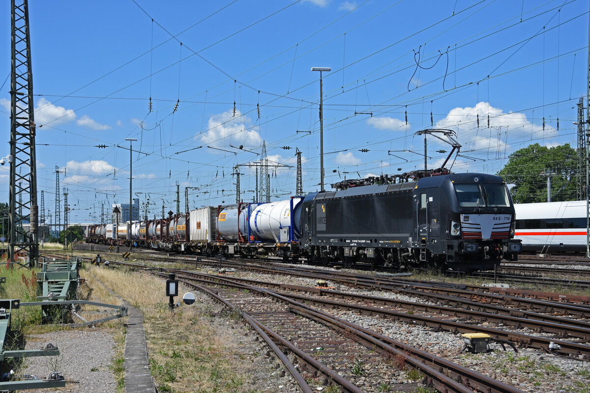 Siemens Vectron 193 718-4 durchfährt den badischen Bahnhof. Die Aufnahme stammt vom 10.06.2022.