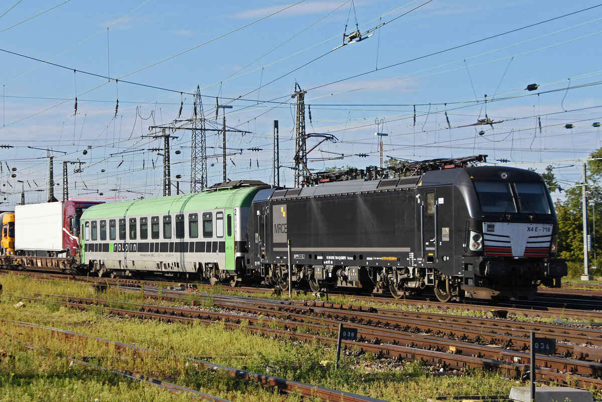 Siemens Vectron 193 718-4 durchfährt am 15.09.2023 den badischen Bahnhof. 