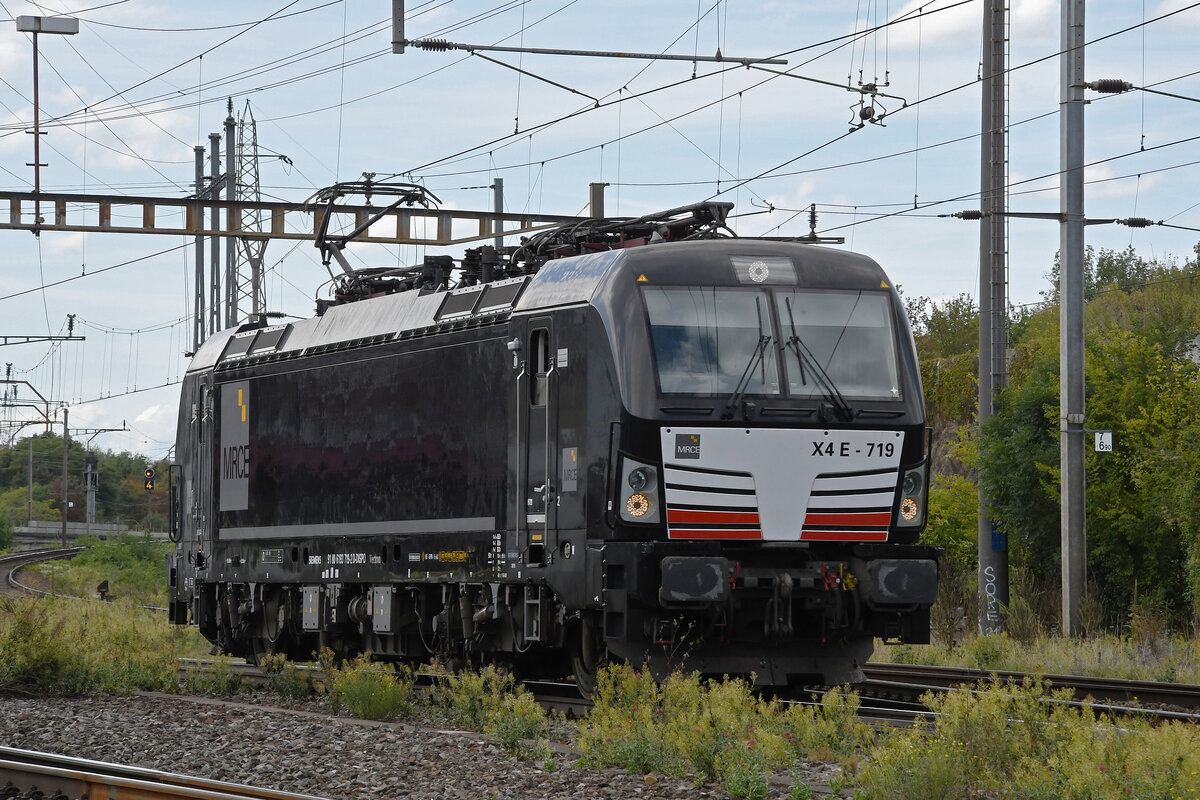 Siemens Vectron 193 719-2 durchfährt am 01.09.2023 solo den Bahnhof Pratteln.