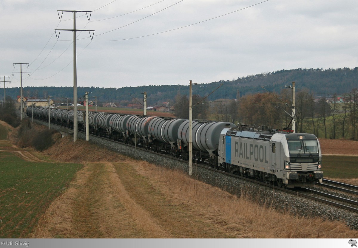 Siemens Vectron 193 806 von Railpool befördert am 12. März 2015 einen Kesselwagenganzzug. Die Aufnahme entstand kurz vor Neustadt an der Aisch.