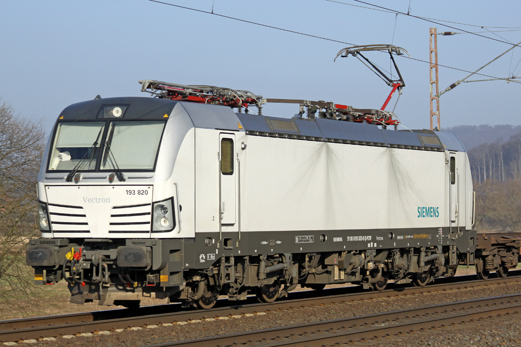 Siemens Vectron 193 820-8 KBS 350 in Richtung Göttingen am Bü 75,1 nördlich von Salzderhelden