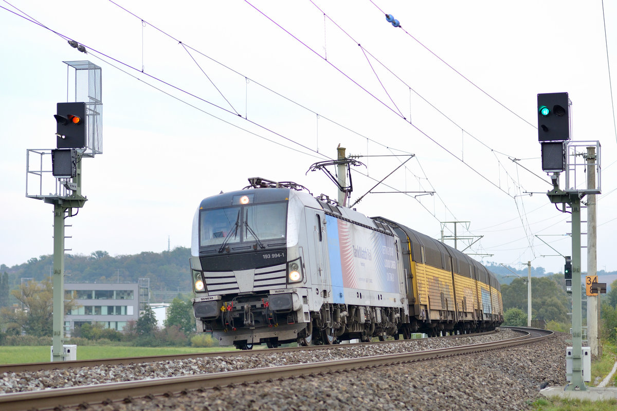 Siemens Vectron 193 994-1 der Tank Match Rail Hamburg zieht ihre Güterwagen kommend aus Neustadt Aisch Bhf. Im Bild links und rechts zwei neue Ks-Vorsignalwiederholer, im Hintergrund das ESig F für die Einfahrt in den Bahnhof Neustadt. Aufgenommen am 01.10.2020.