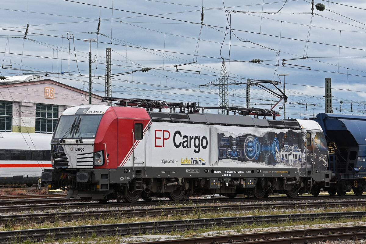Siemens Vectron 383 062-7 durchfährt den badischen Bahnhof. Die Aufnahme stammt vom 24.05.2022.