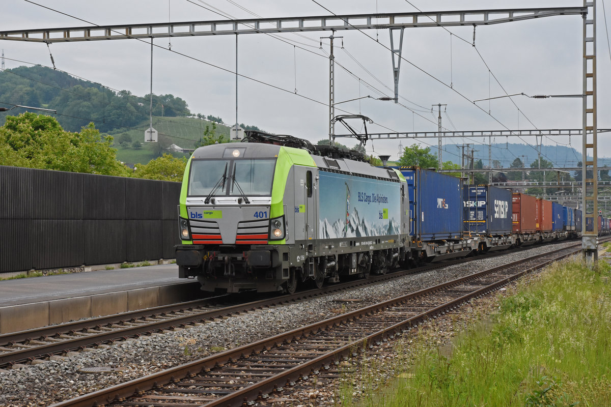 Siemens Vectron 475 401-6 der BLS durchfährt den Bahnhof Gelterkinden. Die Aufnahme stammt vom 13.05.2020.