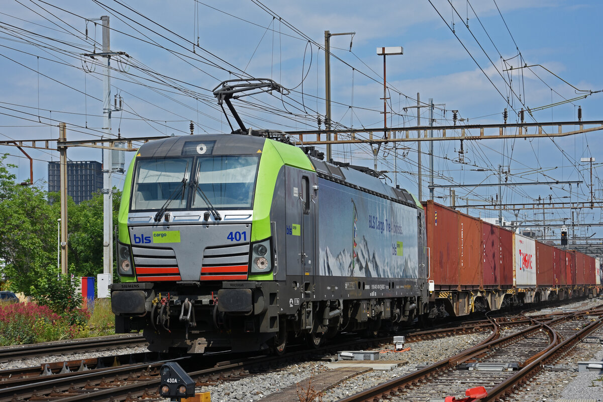 Siemens Vectron 475 401-6 der BLS durchfährt den Bahnhof Pratteln. Die Aufnahme stammt vom 11.06.2021.