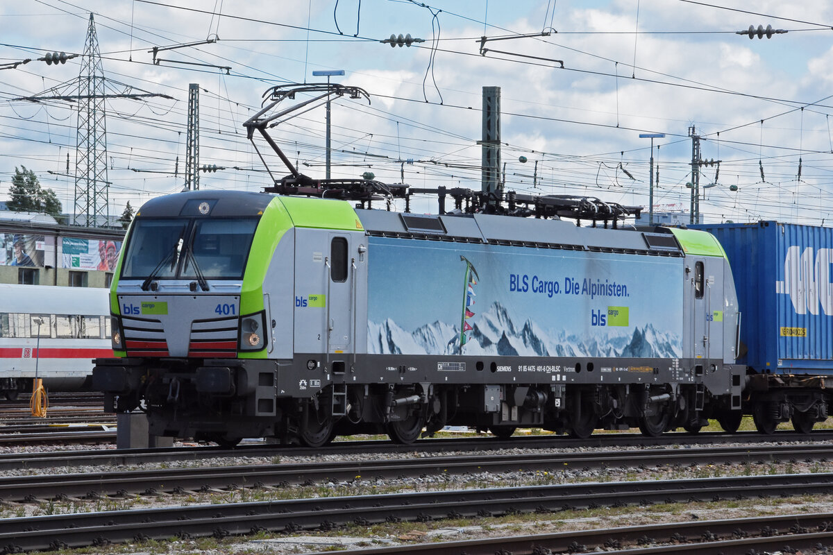 Siemens Vectron 475 401-6 durchfährt den badischen Bahnhof. Die Aufnahme stammt vom 27.05.2021.