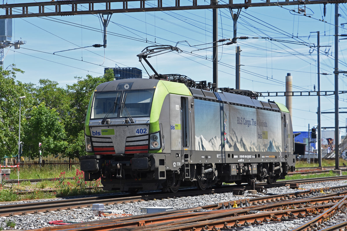 Siemens Vectron 475 402-4 der BLS durchfährt den Bahnhof Pratteln. Die Aufnahme stammt vom 01.06.2019.