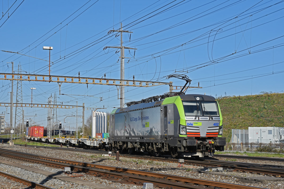 Siemens Vectron 475 402-4 der BLS durchfährt den Bahnhof Pratteln. Die Aufnahme stammt vom 24.03.2020.