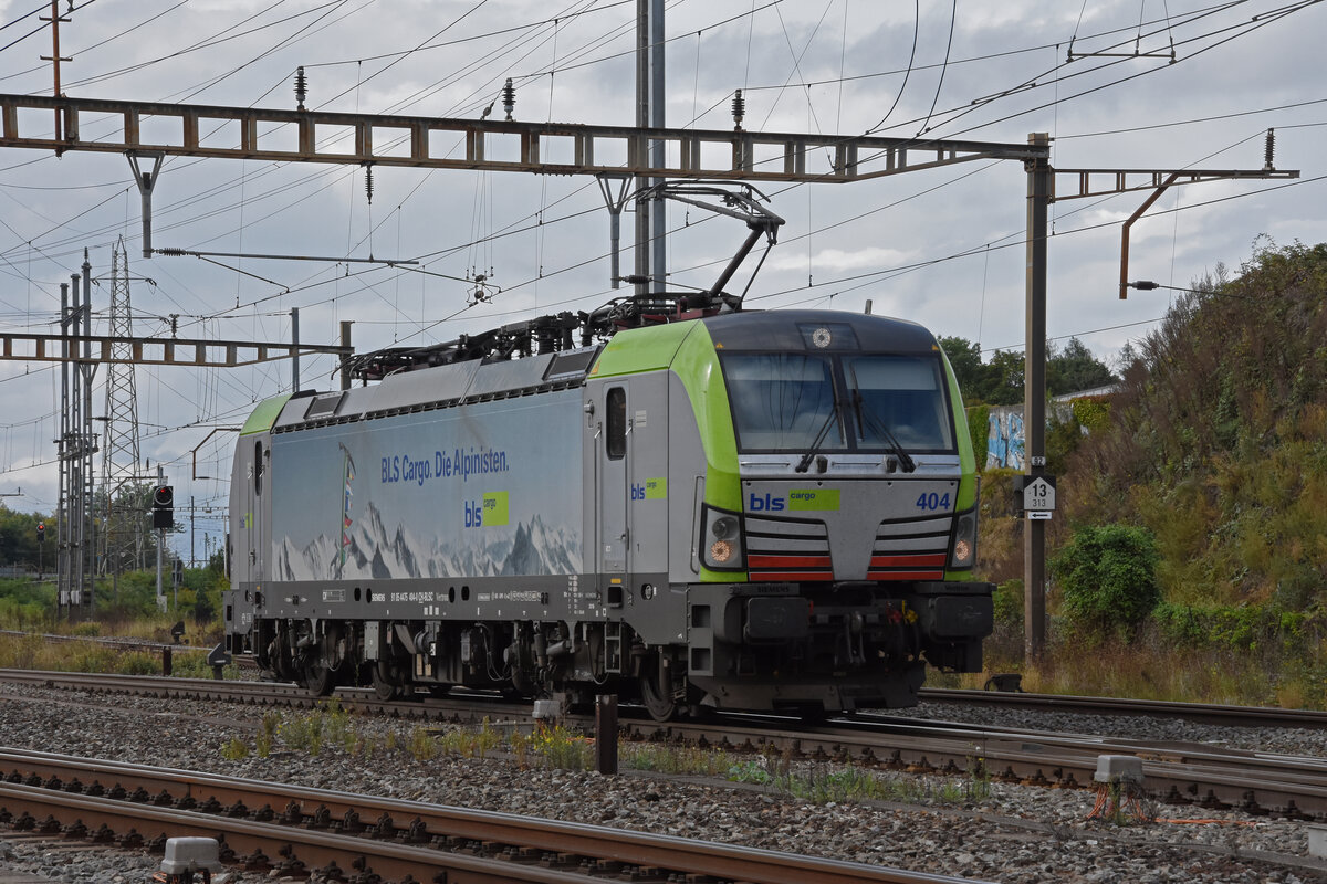 Siemens Vectron 475 404-0 der BLS durchfährt solo den Bahnhof Pratteln. Die Aufnahme stammt vom 16.09.2021.