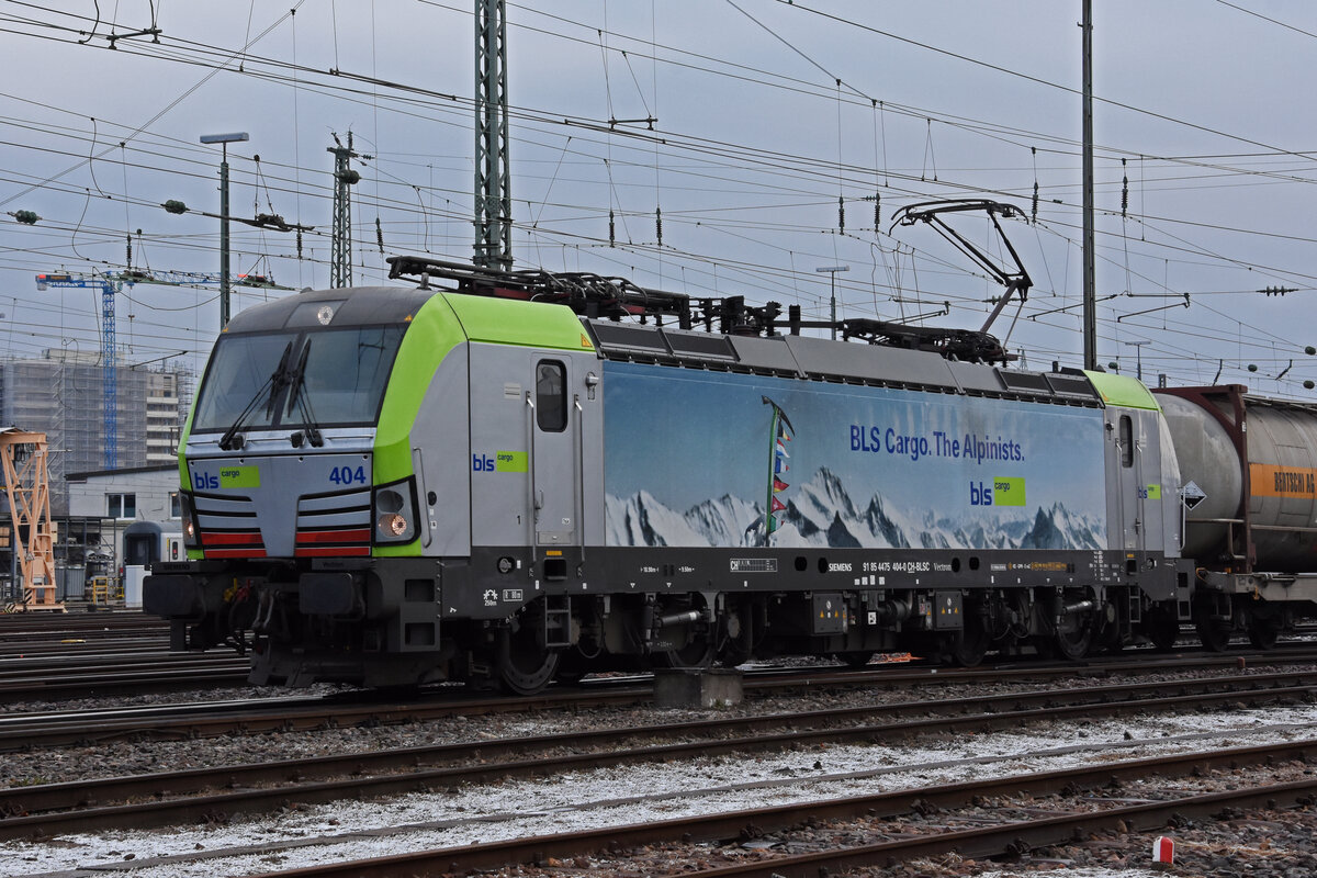 Siemens Vectron 475 404-0 der BLS durchfährt den badischen Bahnhof. Die Aufnahme stammt vom 21.12.2021.