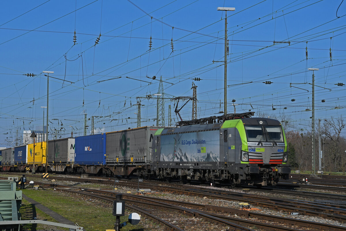 Siemens Vectron 475 404-0 der BLS durchfährt am 07.02.2023 den badischen Bahnhof.