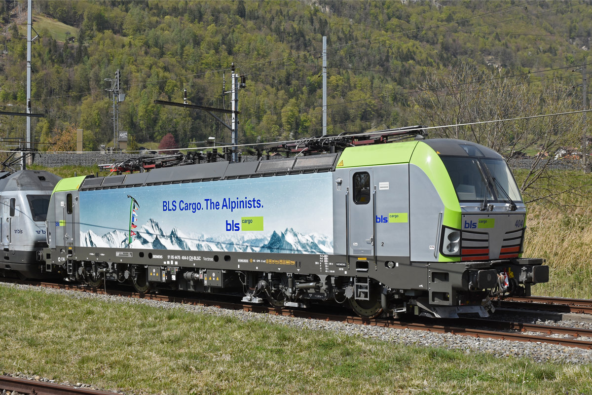 Siemens Vectron 475 404-0 fährt auf dem Verbindungsgleis Richtung Bahnhof Interlaken Ost. Die Aufnahme stammt vom 17.04.2020.