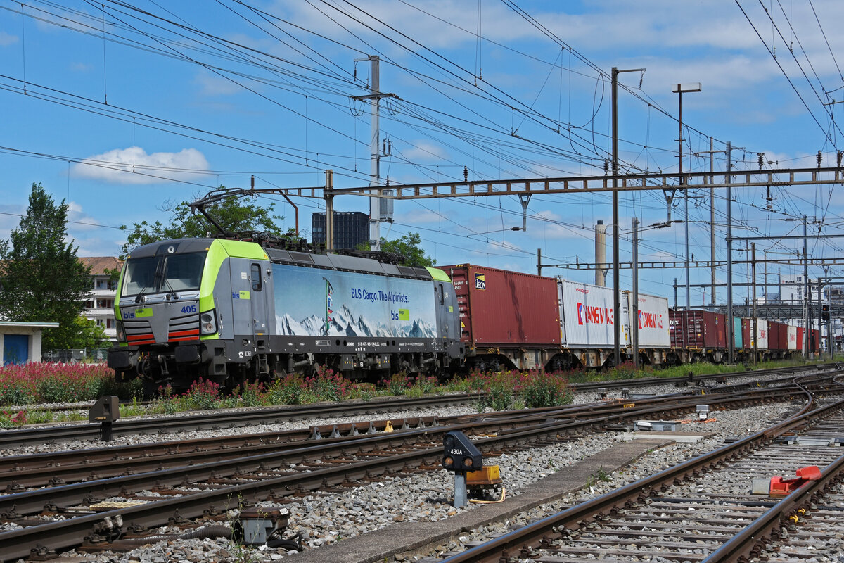 Siemens Vectron 475 405-7 der BLS durchfährt den Bahnhof Pratteln. Die Aufnahme stammt vom 27.05.2022.