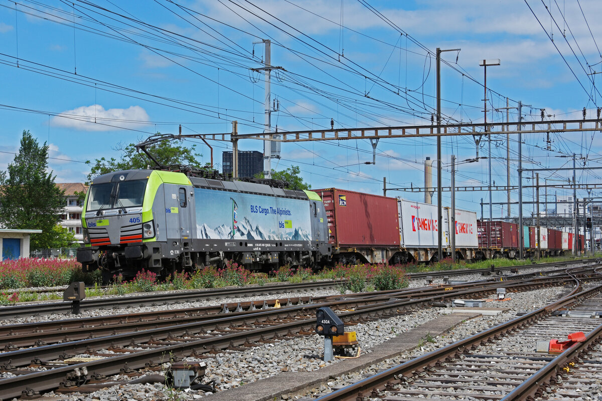 Siemens Vectron 475 405-7 der BLS durchfährt den Bahnhof Pratteln. Die Aufnahme stammt vom 27.05.2022.