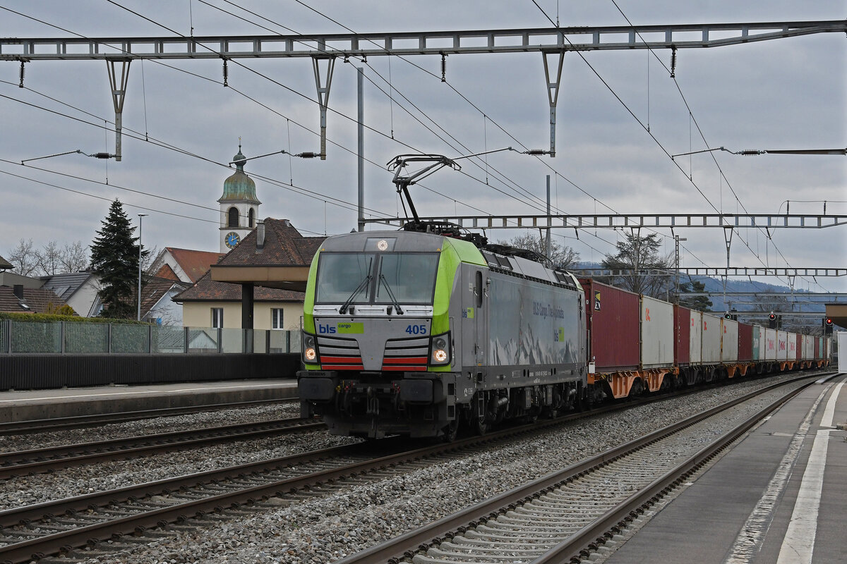 Siemens Vectron 475 405-7 der BLS durchfährt am 27.02.2023 den Bahnhof Rupperswil.