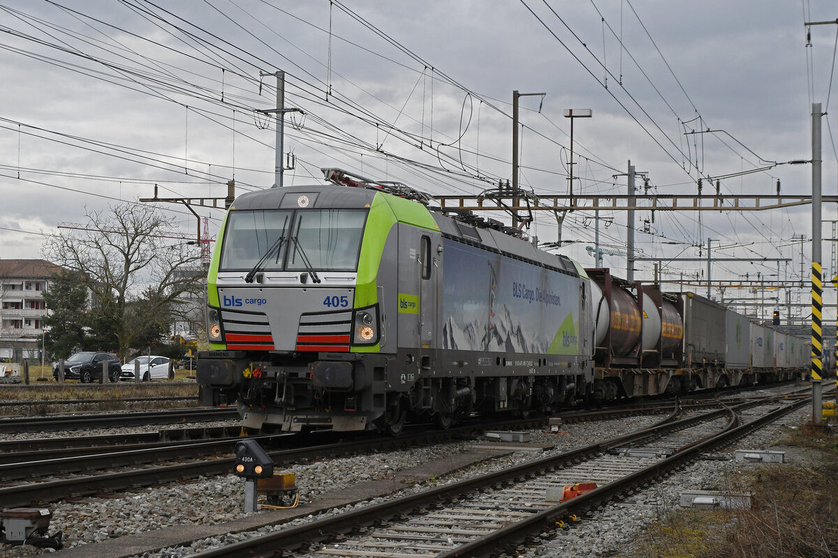 Siemens Vectron 475 405-7 der BLS durchfährt am 12.02.2025 den Bahnhof Pratteln.