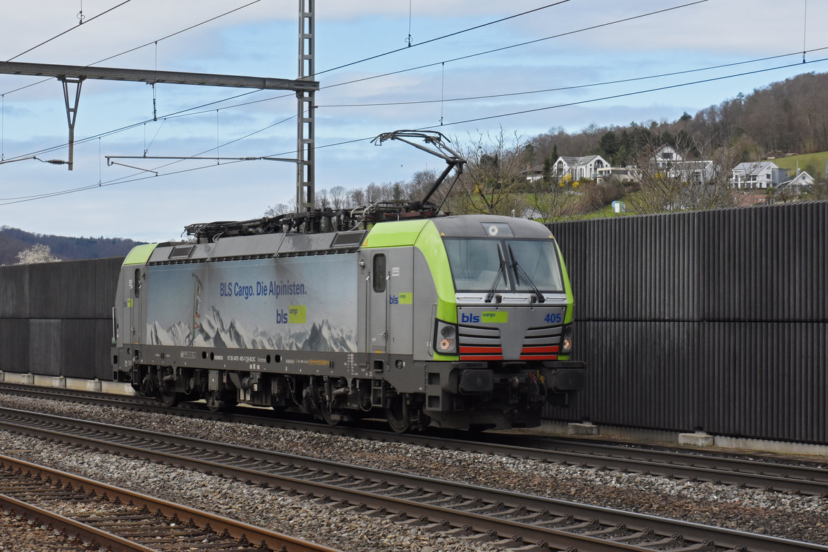 Siemens Vectron 475 405-7 durchfährt den Bahnhof Gelterkinden. Die Aufnahme stammt vom 11.03.2020.