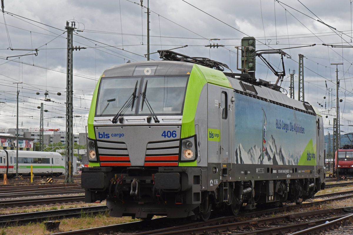 Siemens Vectron 475 406-5 der BLS verlässt die Abstellanlage beim badischen Bahnhof. Die Aufnahme stammt vom 01.05.2020.