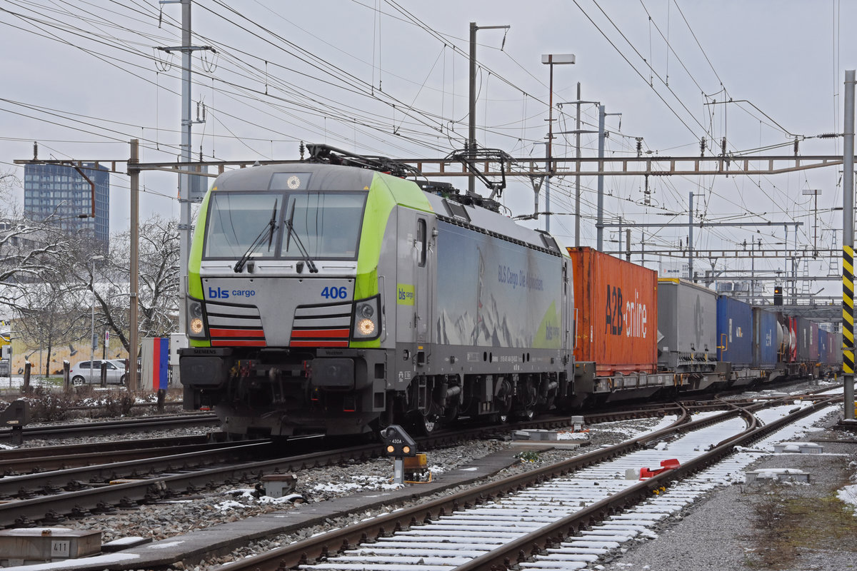 Siemens Vectron 475 406-5 der BLS durchfährt den Bahnhof Pratteln. Die Aufnahme stammt vom 09.02.2021.