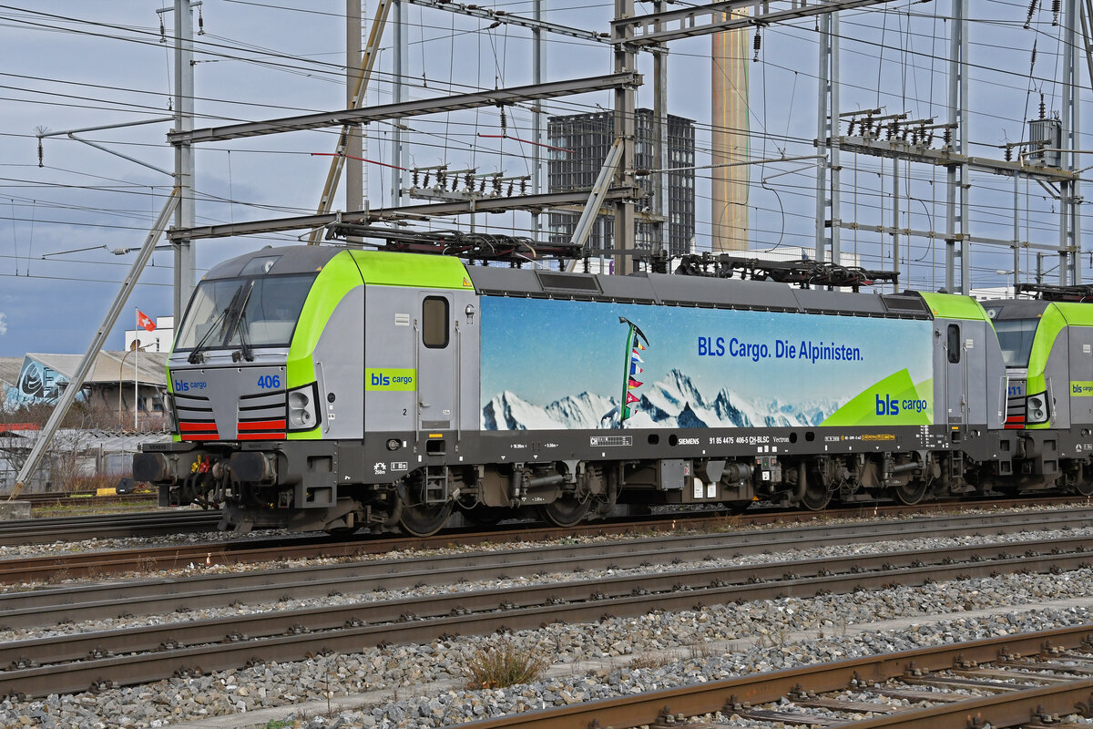 Siemens Vectron 475 406-5 steht am 08.02.2024 auf einem Abstellgleis beim Bahnhof Pratteln.