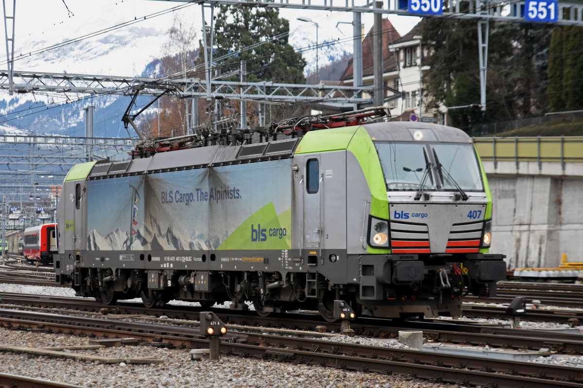 Siemens Vectron 475 407-3 der BLS durchfährt den Bahnhof Spiez. Die Aufnahme stammt vom 19.12.2018.