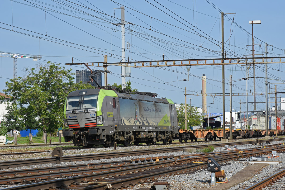 Siemens Vectron 475 407-3 der BLS durchfährt den Bahnhof Pratteln. Die Aufnahme stammt vom 27.08.2019.