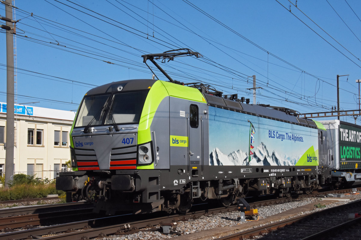 Siemens Vectron 475 407-3 der BLS durchfährt den Bahnhof Pratteln. Die Aufnahme stammt vom 30.09.2020.