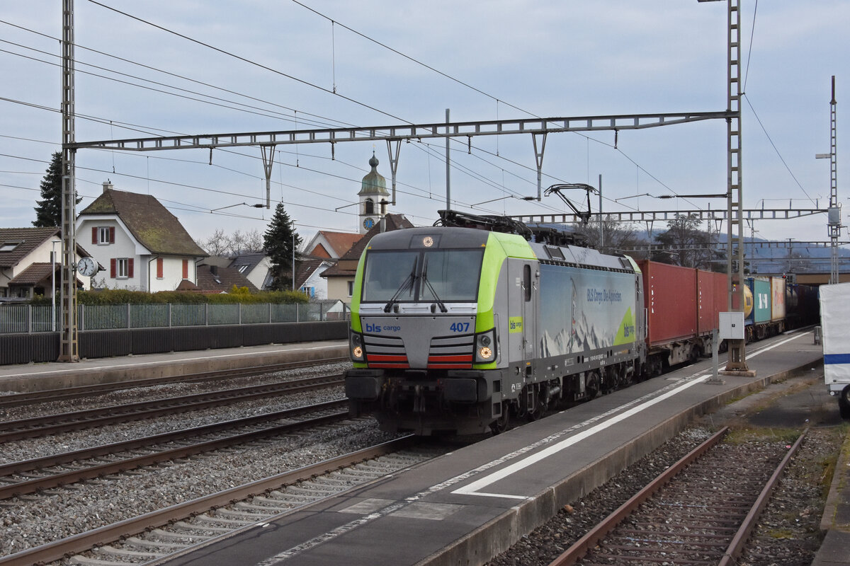 Siemens Vectron 475 407-3 der BLS durchfährt den Bahnhof Rupperswil. Die Aufnahme stammt vom 07.01.2022.
