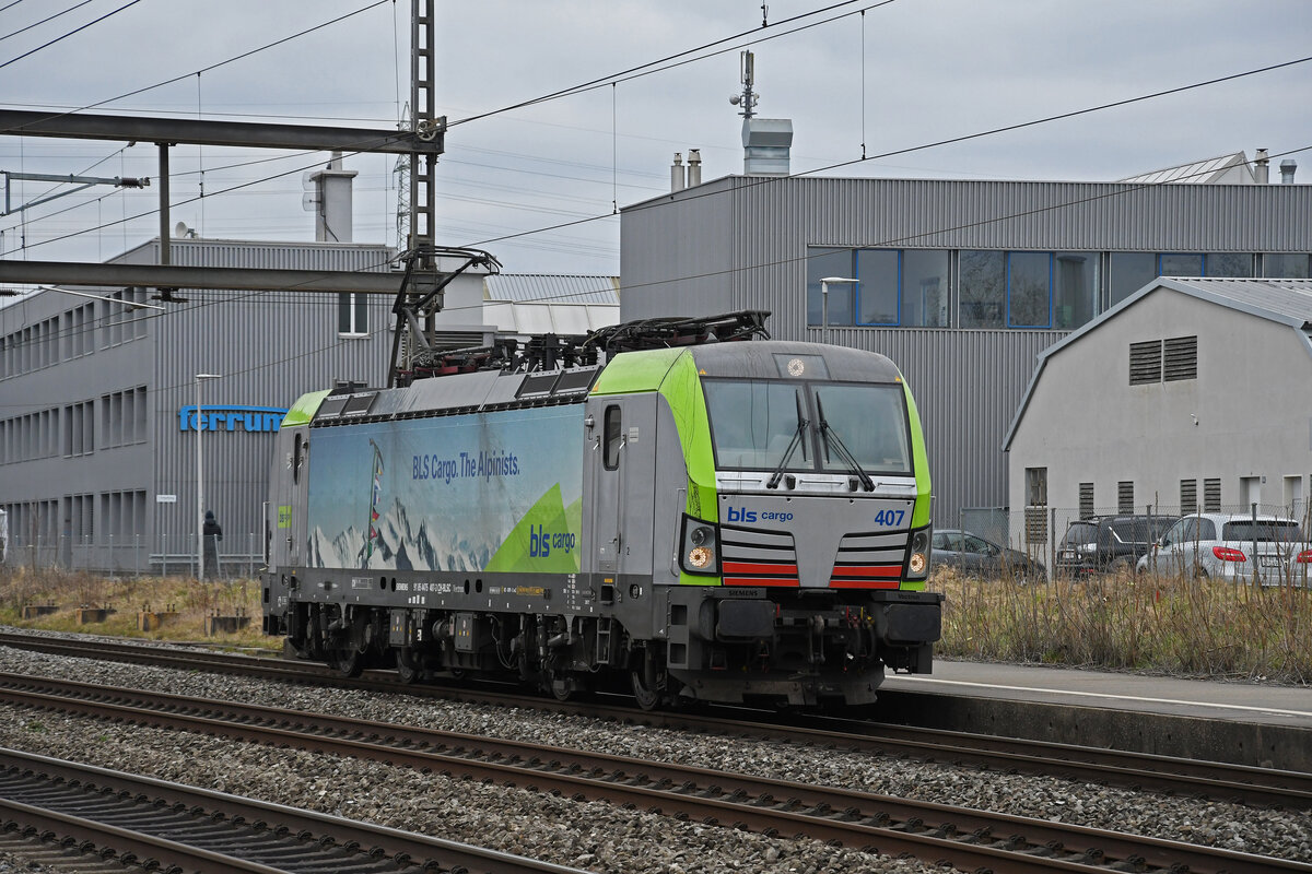 Siemens Vectron 475 407-3 der BLS durchfährt am 27.02.2023 solo den Bahnhof Rupperswil.